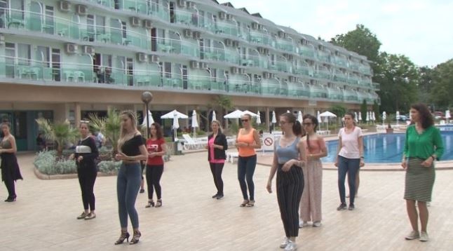 Внезапен прилив на румънски туристи по българското Черноморие Според хотелиерите